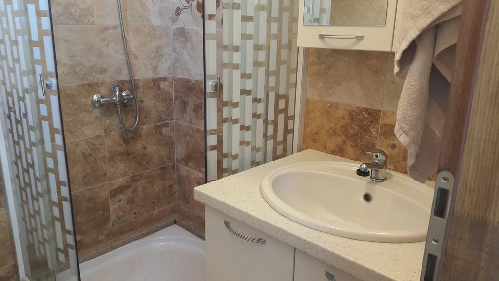 Apartments Natasa วีร์ ภายนอก รูปภาพ